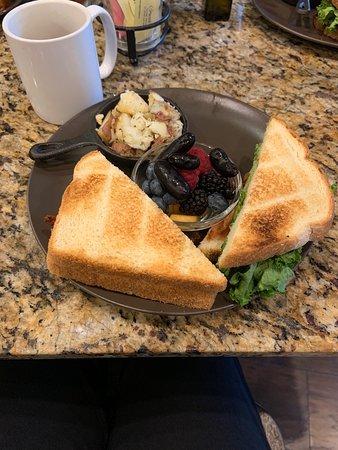 Mimi K's Beachside Cafe & Market