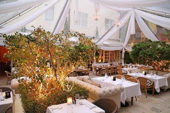 Villa Azur Restaurant & Lounge